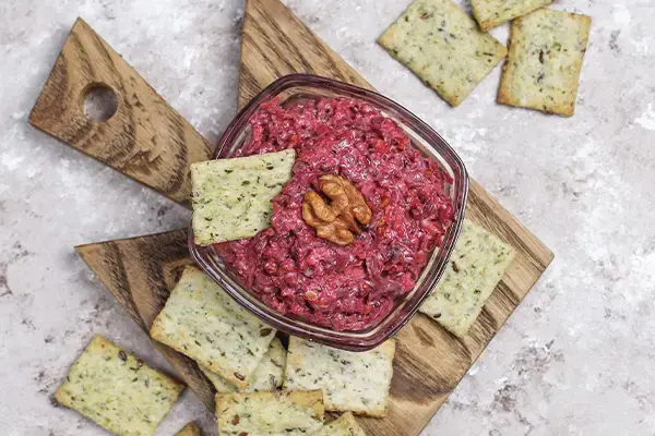 Betterave à l'orange, cardamome et chèvre, crackers aux petits flocons